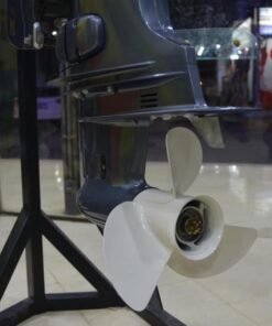 Motor de popa Yamaha 70 HP 4 tempos, eixo de 20", usado, ano 2021, com direção remota, ajuste elétrico de inclinação e trim.