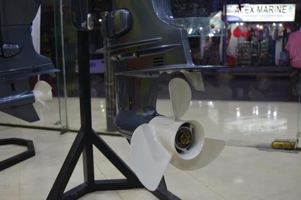 Motor de popa Yamaha 70 HP 4 tempos, eixo de 20", usado, ano 2021, com direção remota, ajuste elétrico de inclinação e trim.