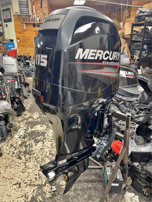 Motor Mercury usado de 115 HP EFI, 4 tempos, eixo de 20 polegadas.