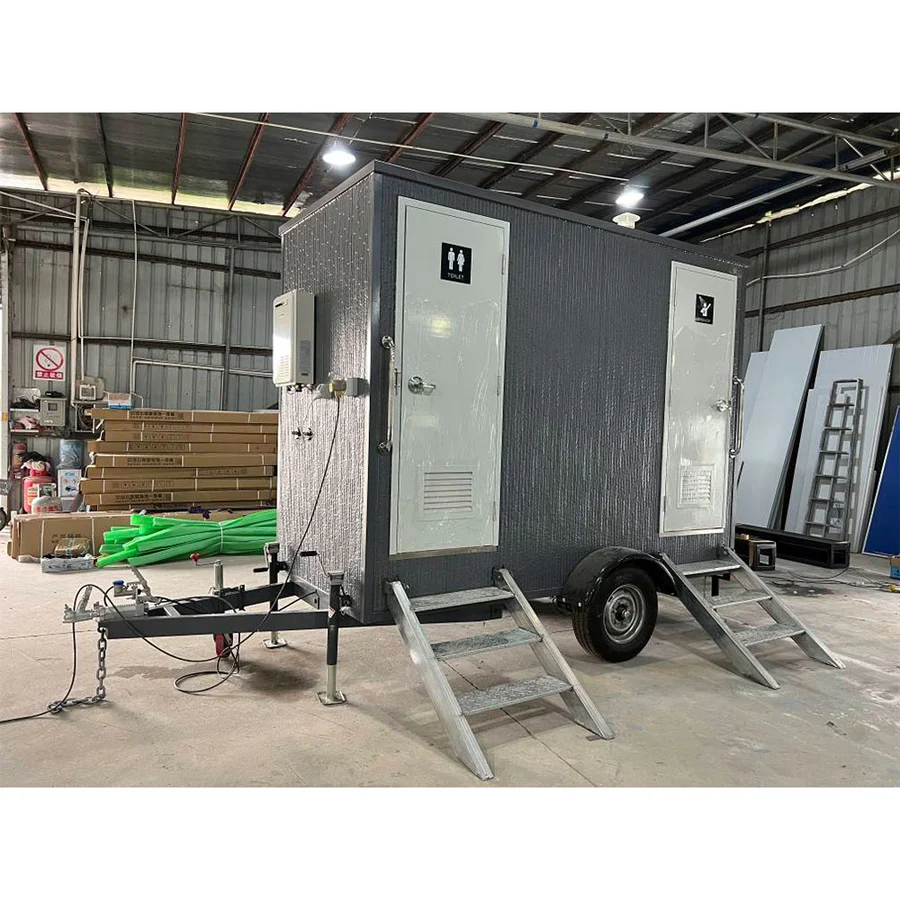 Trailer sanitário com chuveiro de 3 metros (10 pés), um banheiro de um lado e um chuveiro do outro.