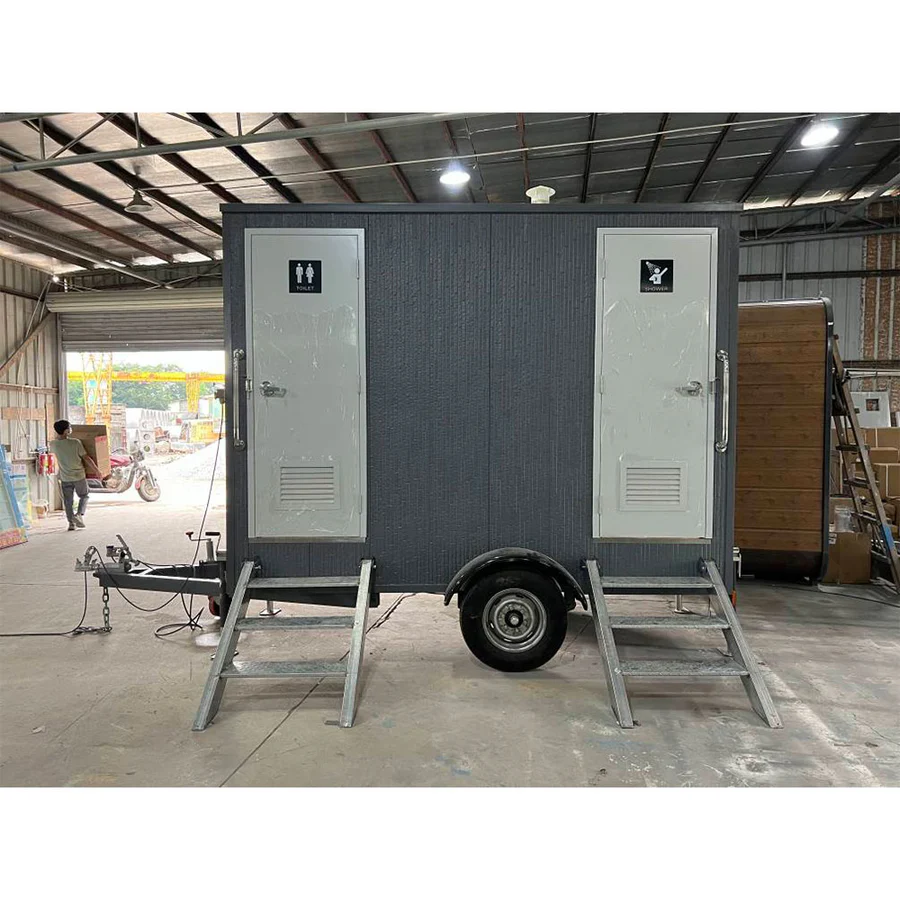 Trailer sanitário com chuveiro de 3 metros - Um banheiro de um lado e um chuveiro do outro.