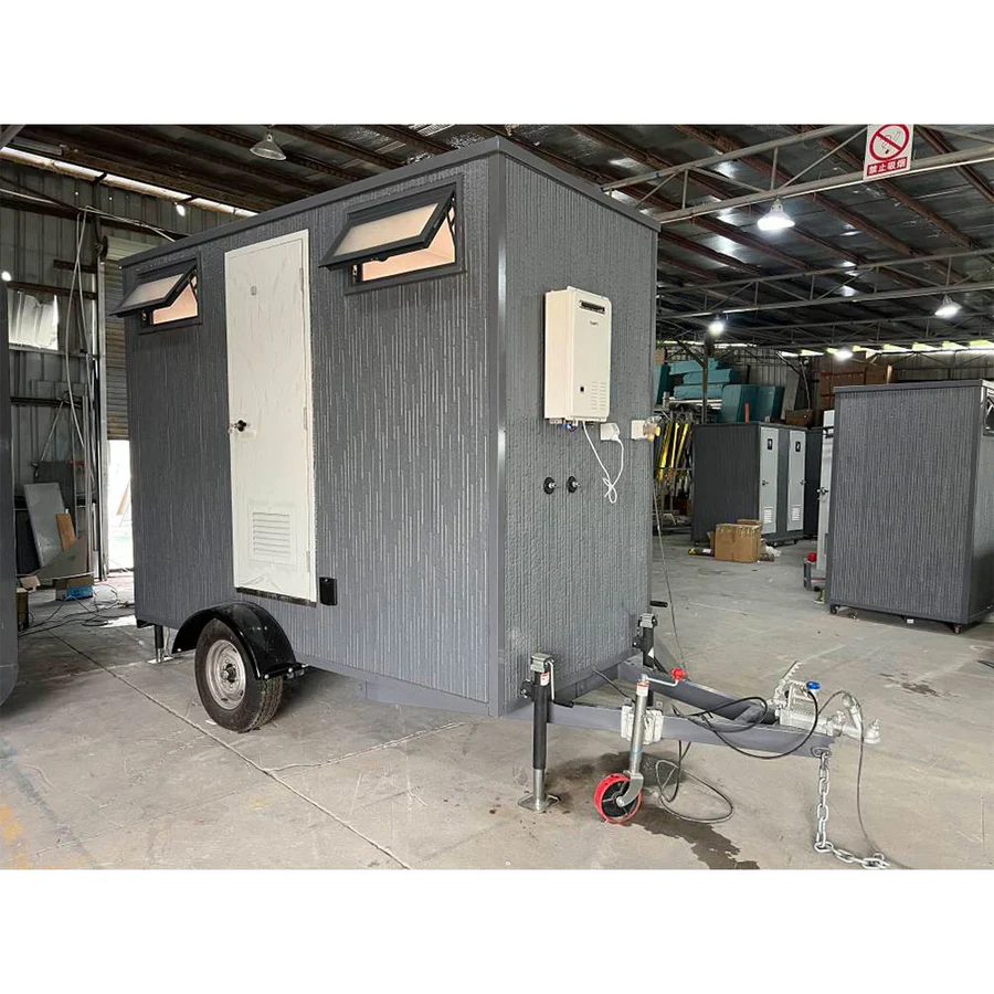 Trailer sanitário com chuveiro de 3 metros - Um banheiro de um lado e um chuveiro do outro.