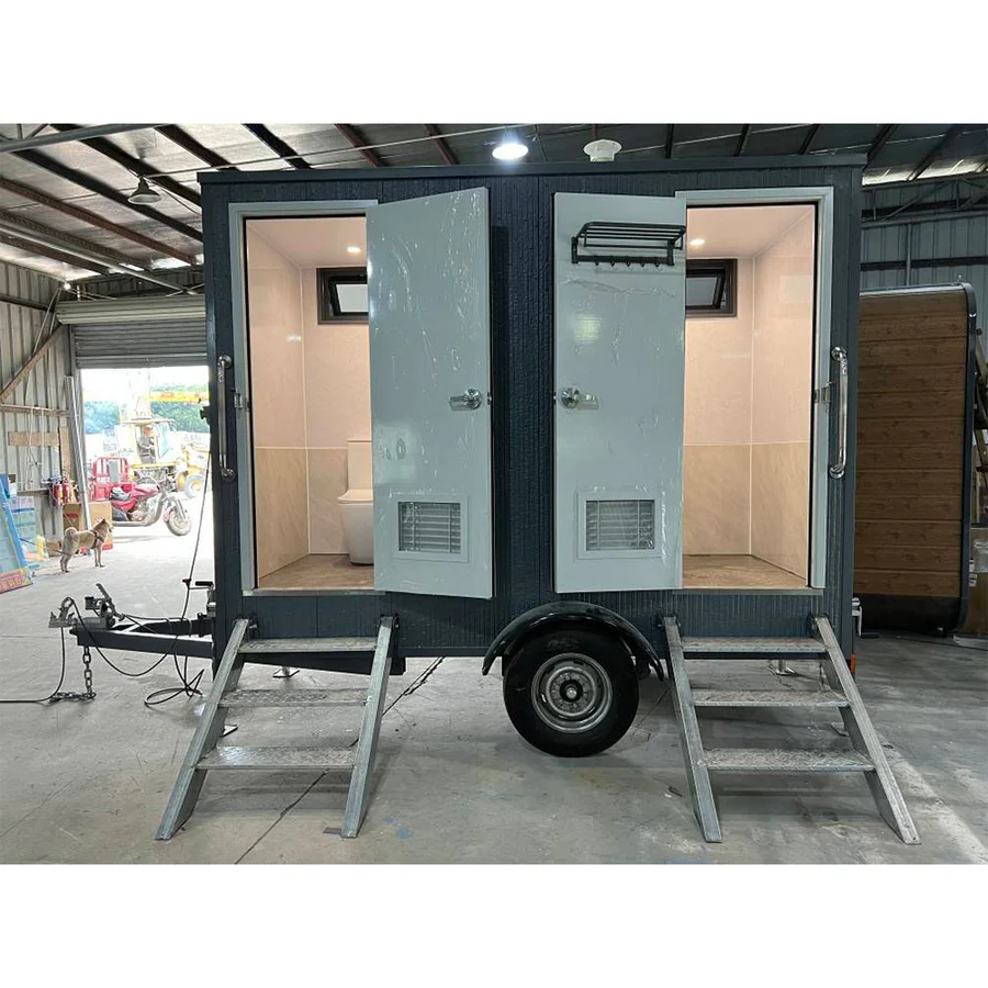 Trailer sanitário com chuveiro de 3 metros - Um banheiro de um lado e um chuveiro do outro.