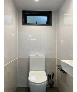Trailer sanitário com chuveiro de 3 metros - Um banheiro de um lado e um chuveiro do outro.