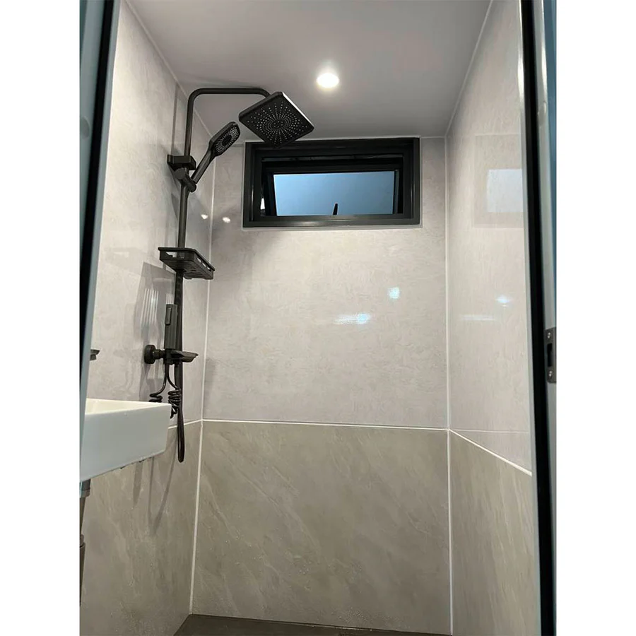 Trailer sanitário com chuveiro de 3 metros - Um banheiro de um lado e um chuveiro do outro.
