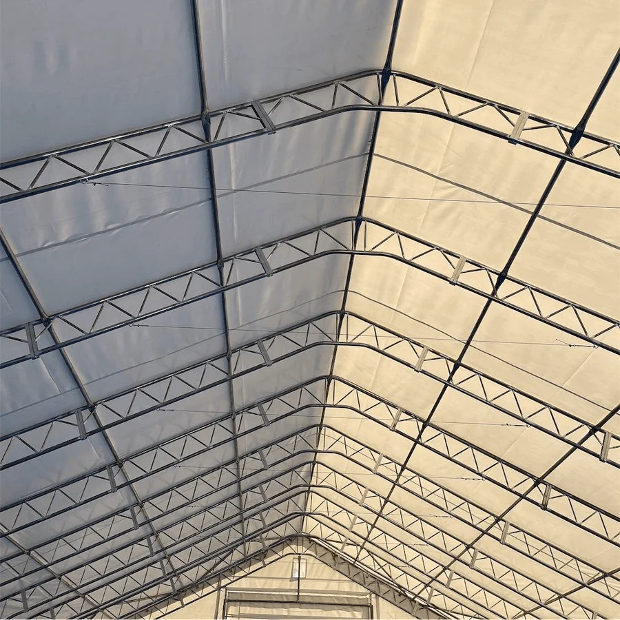 Abrigo de armazenamento com estrutura dupla de treliça (15,24 m x 30,48 m x 6,35 m)