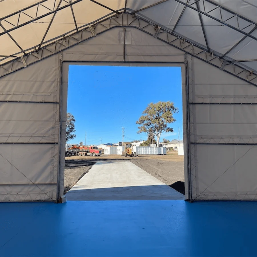 Abrigo de armazenamento com estrutura dupla de treliça (15,24 m x 30,48 m x 6,35 m)