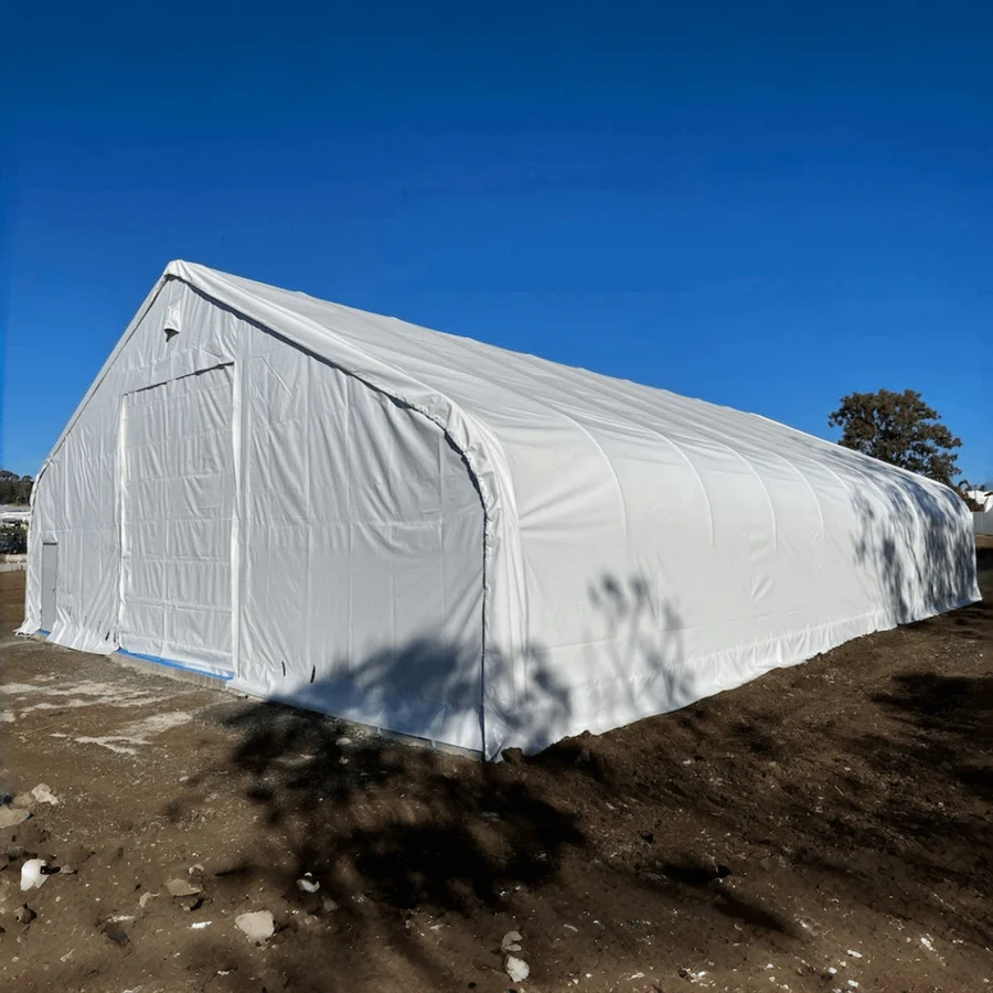 Abrigo de armazenamento com estrutura dupla de treliça (15,24 m x 30,48 m x 6,35 m)