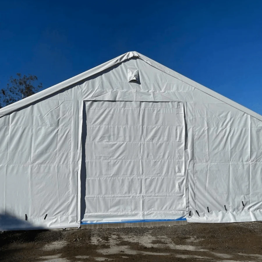 Abrigo de armazenamento com estrutura dupla de treliça (15,24 m x 30,48 m x 6,35 m)