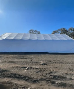 Abrigo de armazenamento com estrutura dupla de treliça (15,24 m x 30,48 m x 6,35 m)