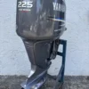 Motor fueraborda Yamaha F225TXRA de cuatro tiempos y 225 CV